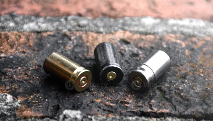 11603940-balas-de-pistola-de-9-mm-e-conchas-de-bala-no-chao-de-tijolos-foco-suave-e-seletivo-foto