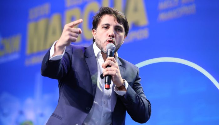 Renan-Santos-durante-Marcha-a-Brasilia-em-Defesa-dos-Municipios